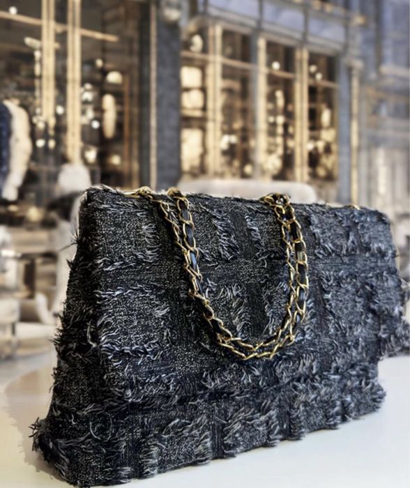 Bolsa preta média com tira colo dourado