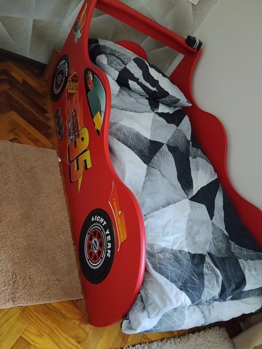 Два дитячих ліжка. Ліжко машинка
