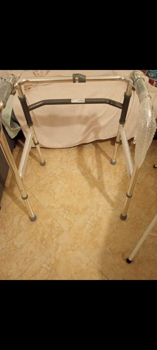 Andarilho novo com rodas