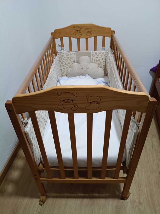 Cama de bebé com colchão e proteção lateral, com muito pouco uso