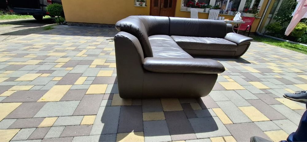 Продам великий шкіряний кутовий диван  Продам стильний та комфортний кутовий диван із натуральної шкіри