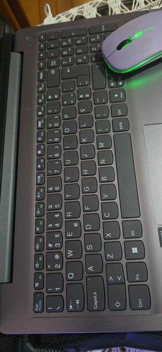 Lenovo IdeaPad 3 15.6" (Ryzen 5 / 512GB SSD) + 1 Ano de Garantia