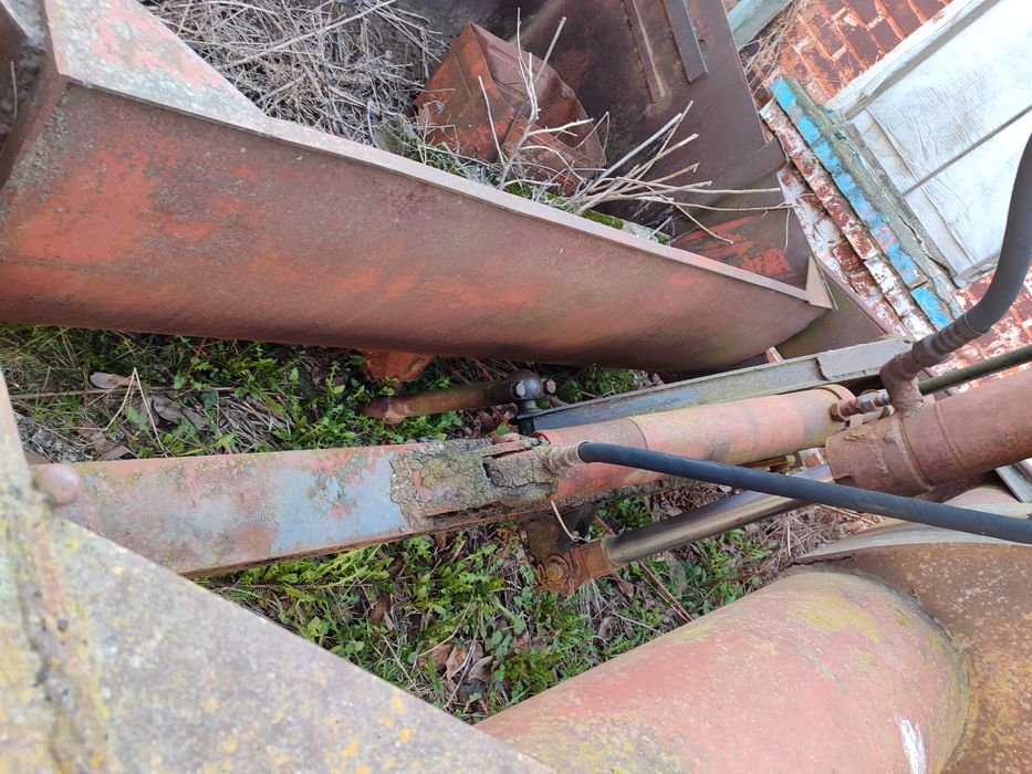 Скрепер для переміщення сипучих вантажів