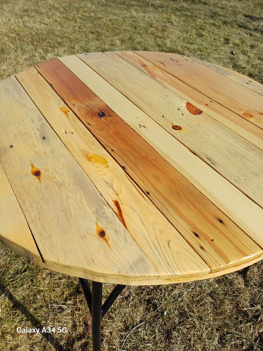 Stolik jest  okrągły