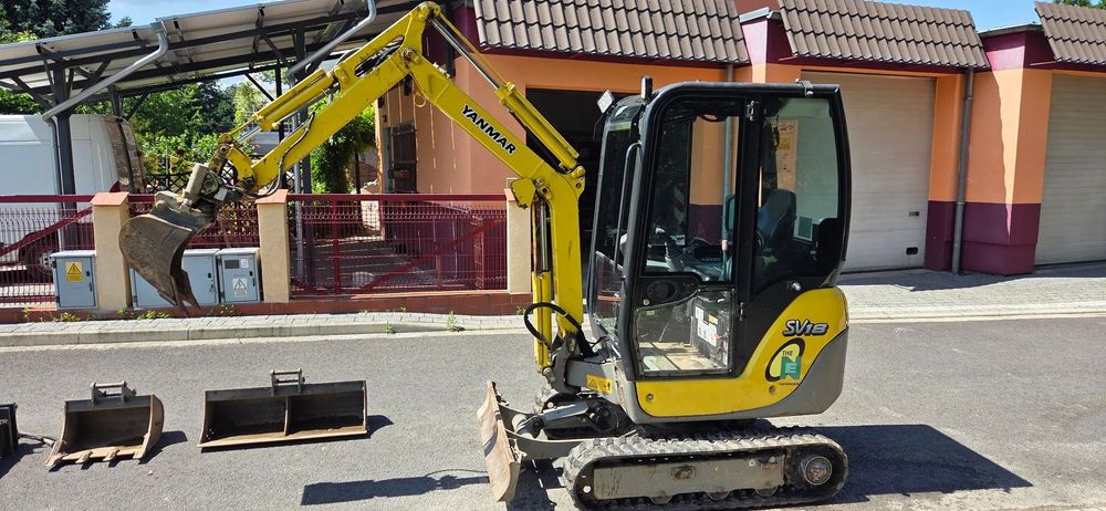 Yanmar SV18  Yanmar SV 18, Trzy łyżki, Młot hydrauliczny