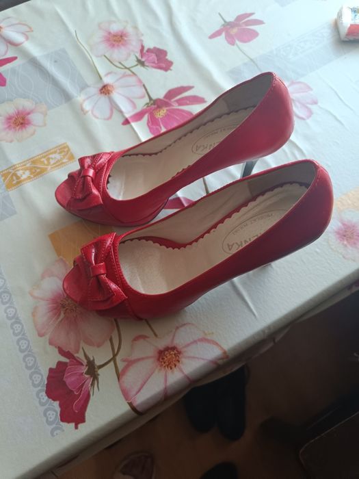 Sprzedam sukienki i buty garnitur