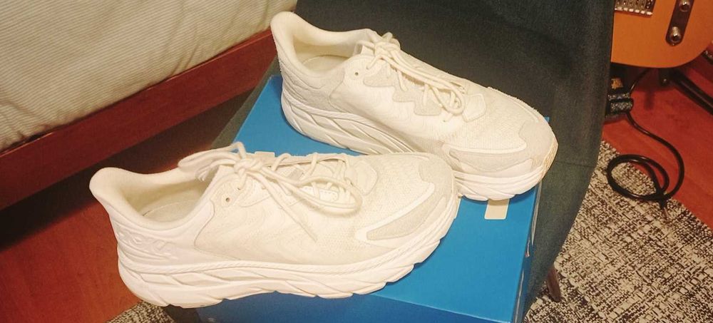 Hoka Clifton LS, tamanho 43, usados 2 ou 3 vezes no máximo, cor branco