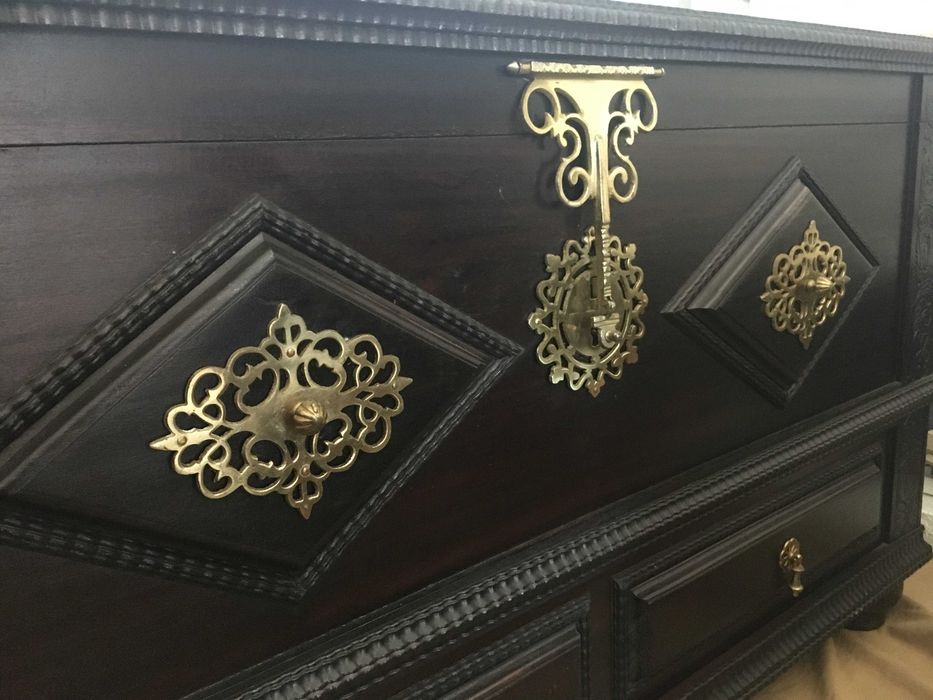 Arca de Madeira com Decoração Dourada