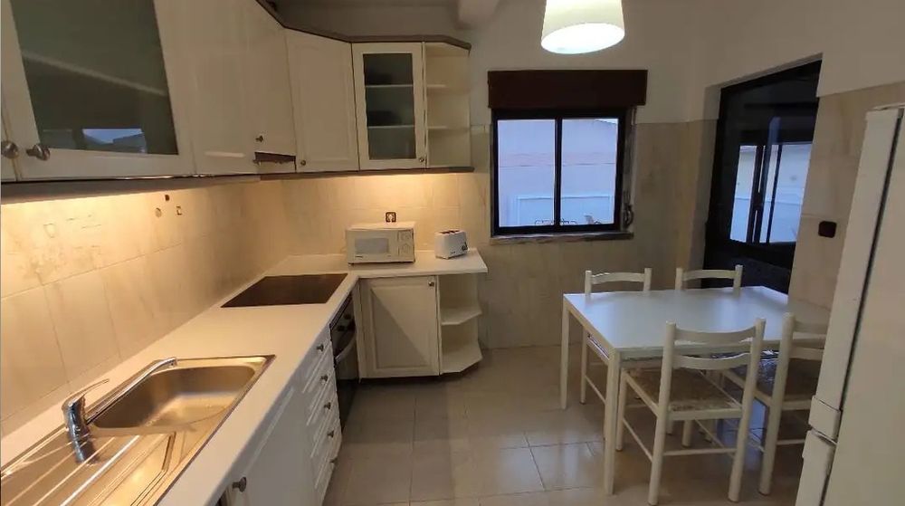 Quarto mobilado para arrendar