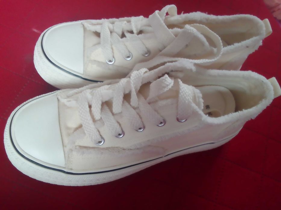 Sprzedam NOWE trampki roz. 39