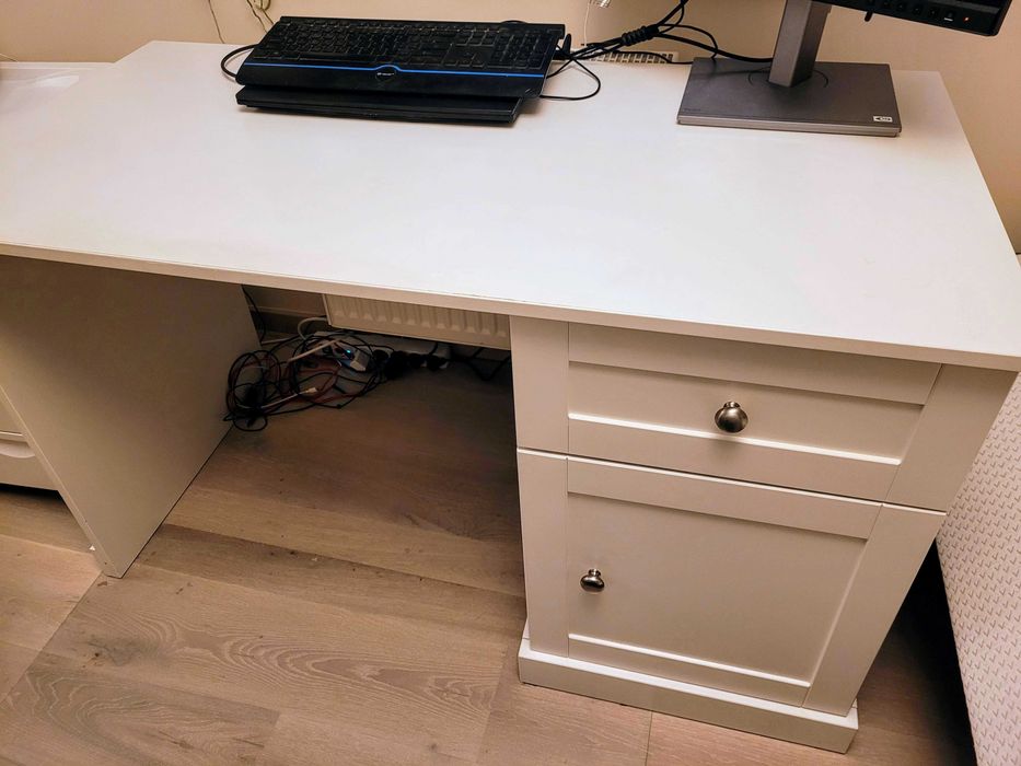 Biurko białe 125x62, szafka i szuflada, stan dobry. PILNE