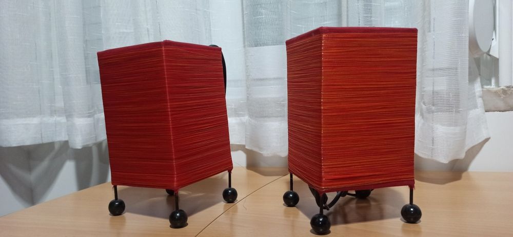 Candeeiros de mesinha de cabeceira vermelhos, em ótimo estado.