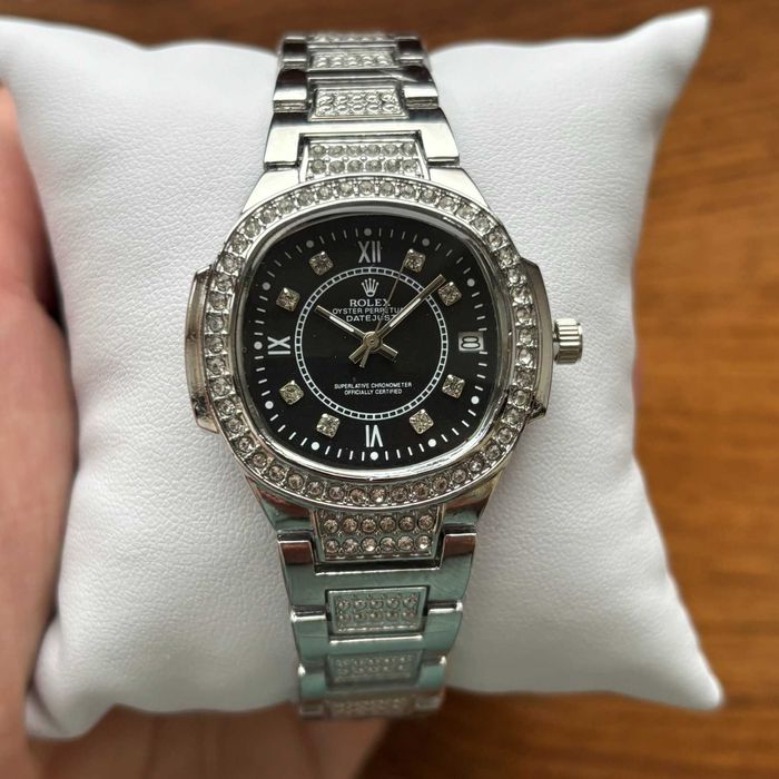 Жіночий годинник на браслеті Rolex срібного кольору з робочою датою