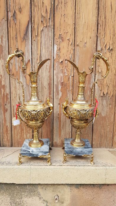 2 Jarrões em bronze com pé em mármore