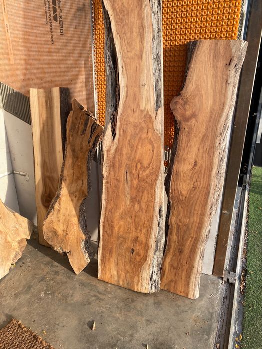 Pranchas, tábuas, peças de madeira rija