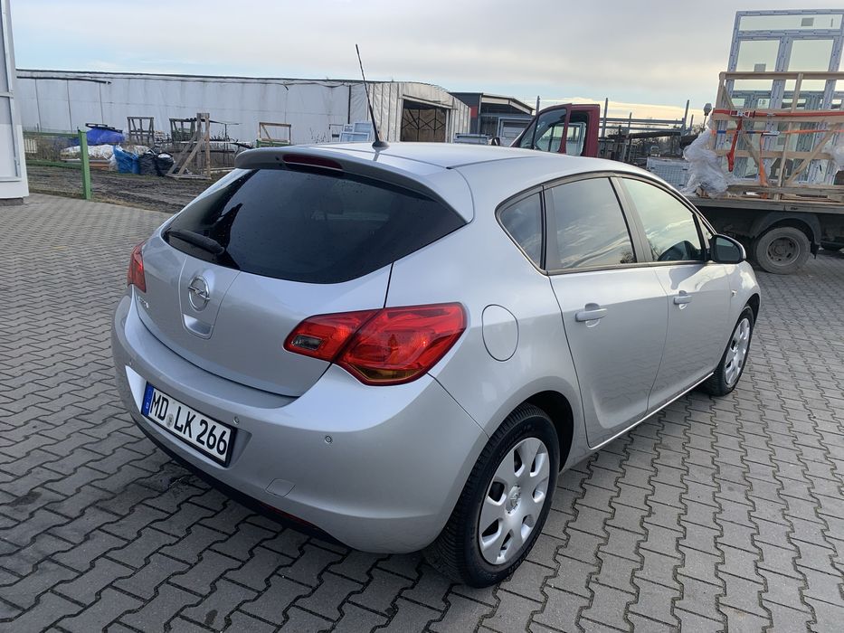Opel Astra J 2011r 1.6 benz 115KM klima PDC  bdb stan OPŁACONA