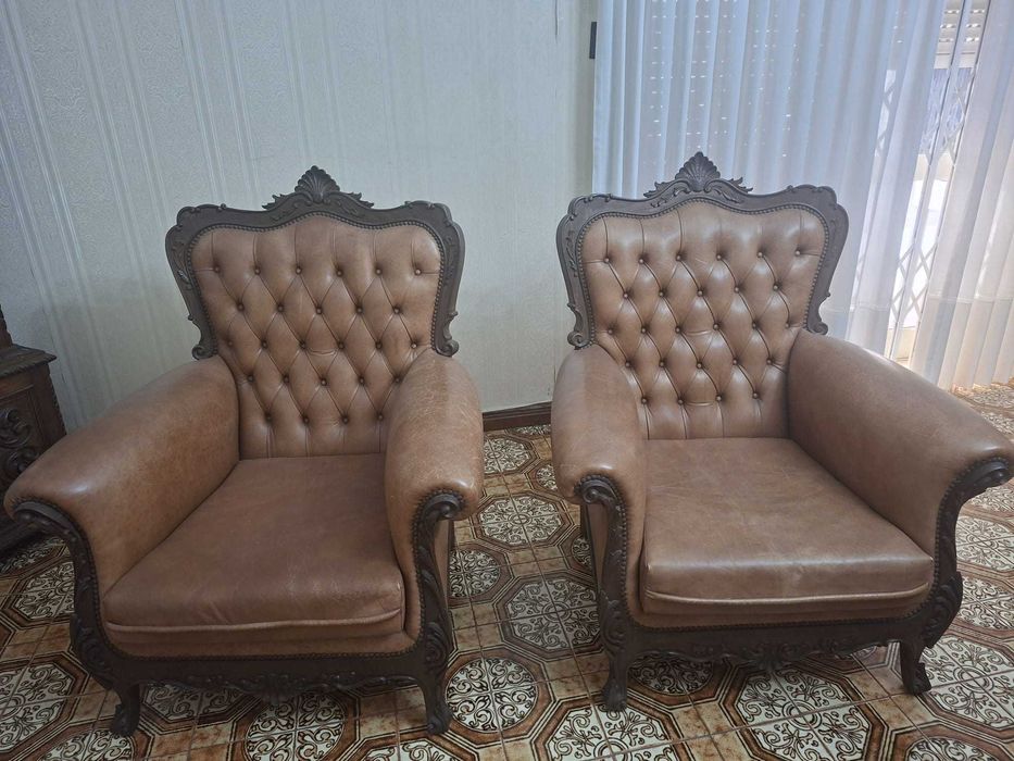 Vendo conjunto de sofás mais mesa de centro em excelente estado. Possibilidade de venda em separado