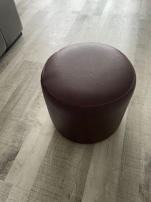 Puf redondo castanho