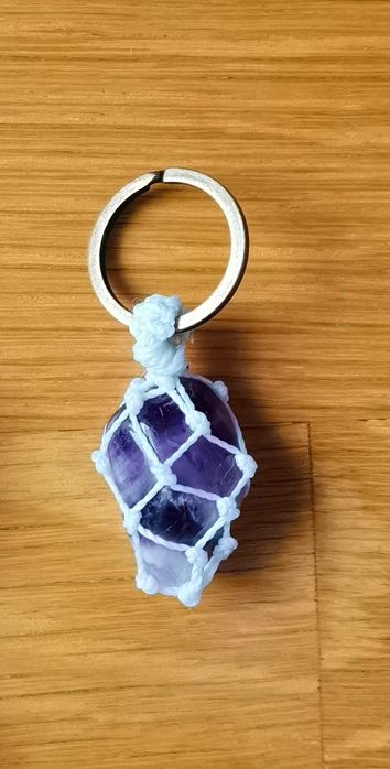 Porta chaves com cristal Ametista  em macramé 02