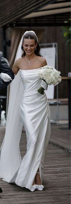 Весільна сукня з розрізом та шлейфом