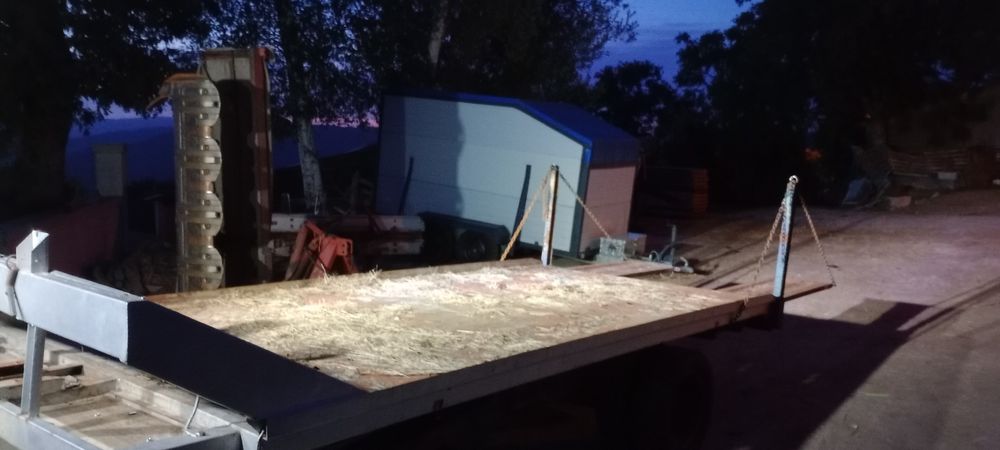 Vendo reboque agrícola matrículado  (tipo estrado pronto socorro) )
