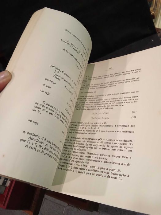Estudo de questões de geometria e sua aplicação de Lobatschewsky