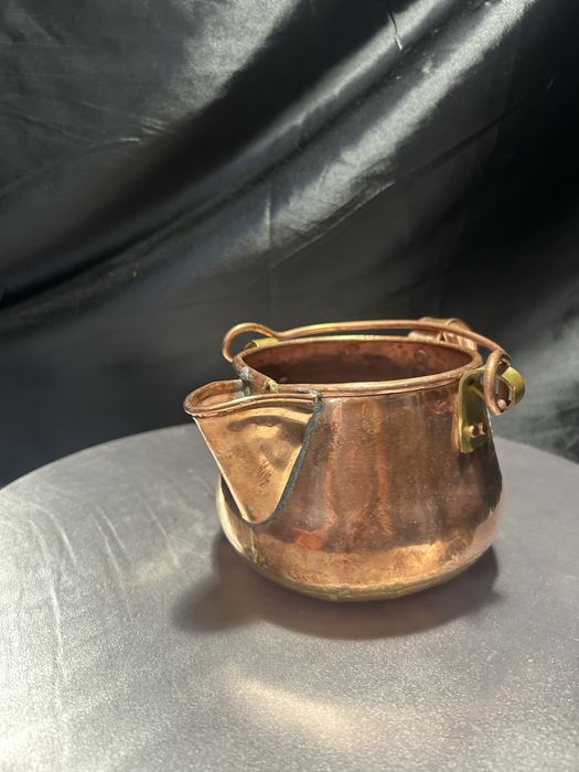 Miedziany dzwonek dekoracyjny z dzióbkiem i uchwytami styl rustykalny