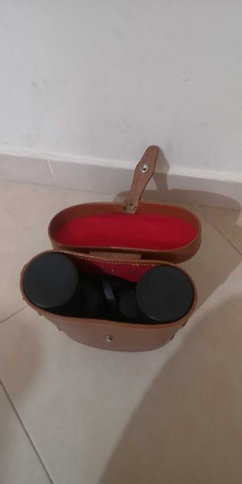 Binóculos com caixa de arrumação
