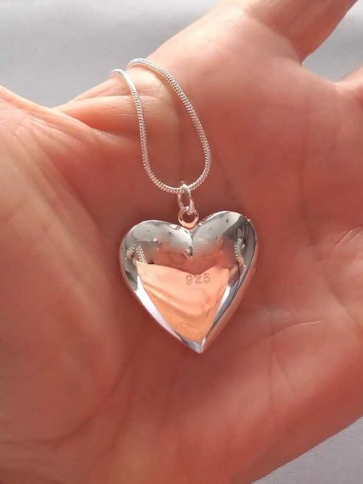 Piękny posrebrzany naszyjnik sekretnik