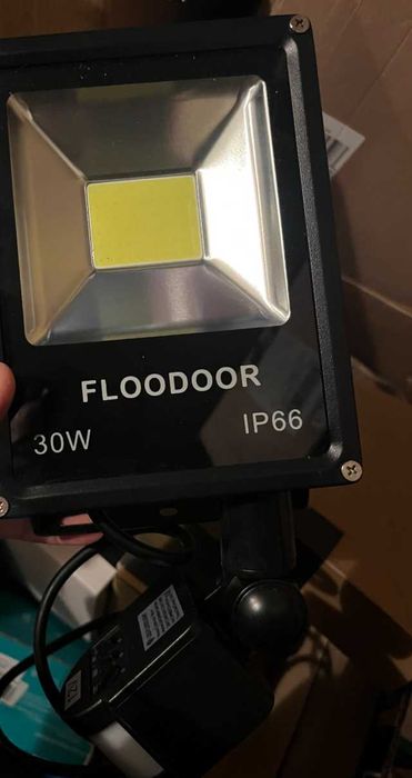 LAMPA LED 30W IP66 – reflektor zewnętrzny, halogen LED z czujnikem