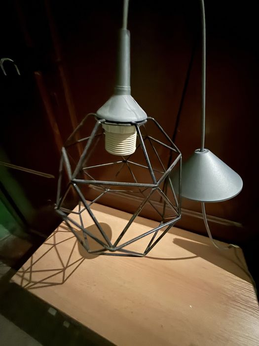 Oddam czarną metalową lampę .