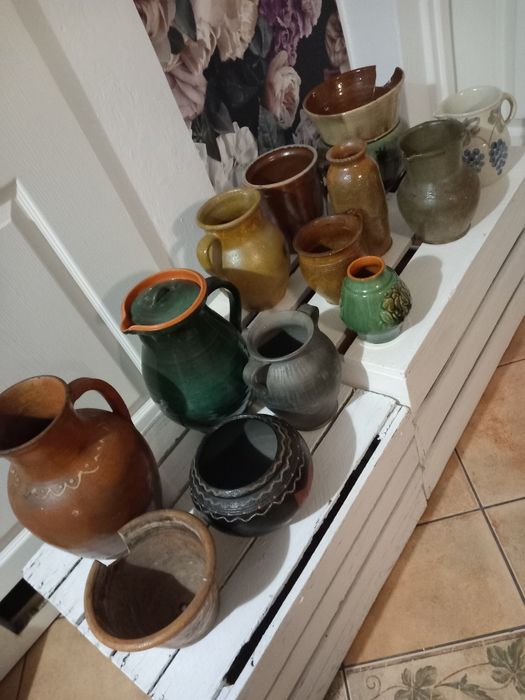 Kolekcja 13 dzbanków  glinianych