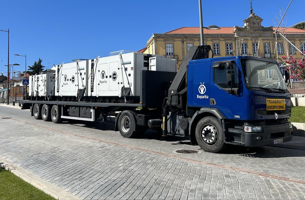 Vendo Camião Renault com grua Hiab 260