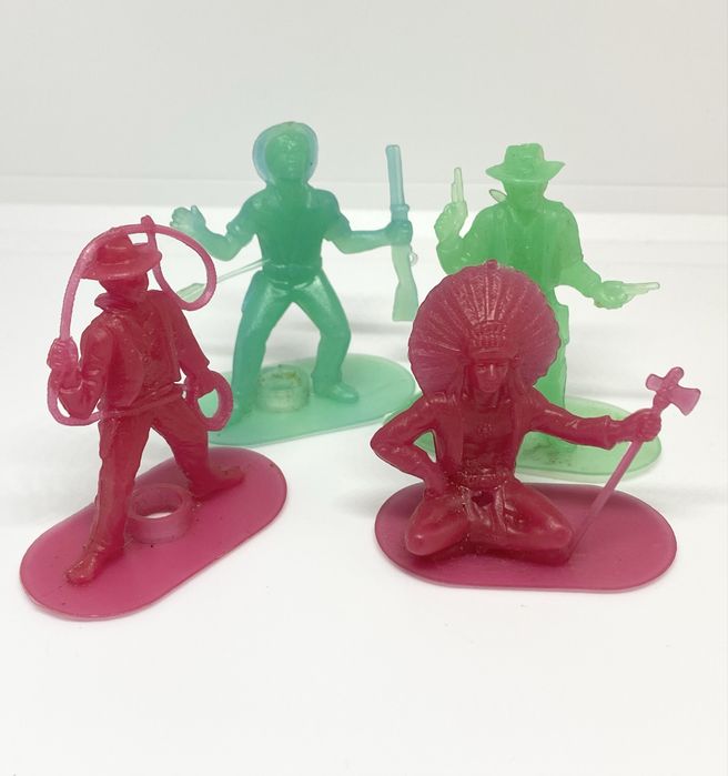 Винтажные пластиковые фигурки ковбои - индейцы