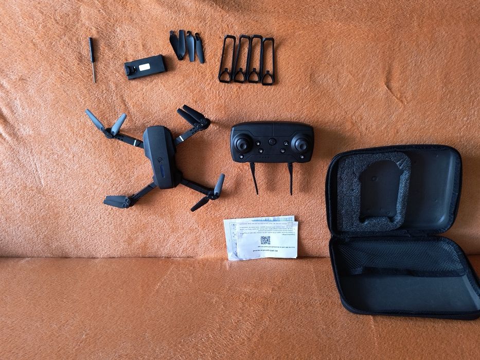 Dron z kamerą kontroler akumulator zapasowe śmigła etui