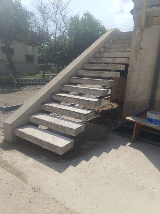 Schody betonowe żelbetowe wraz z ich naprawami oraz nadlewaniem