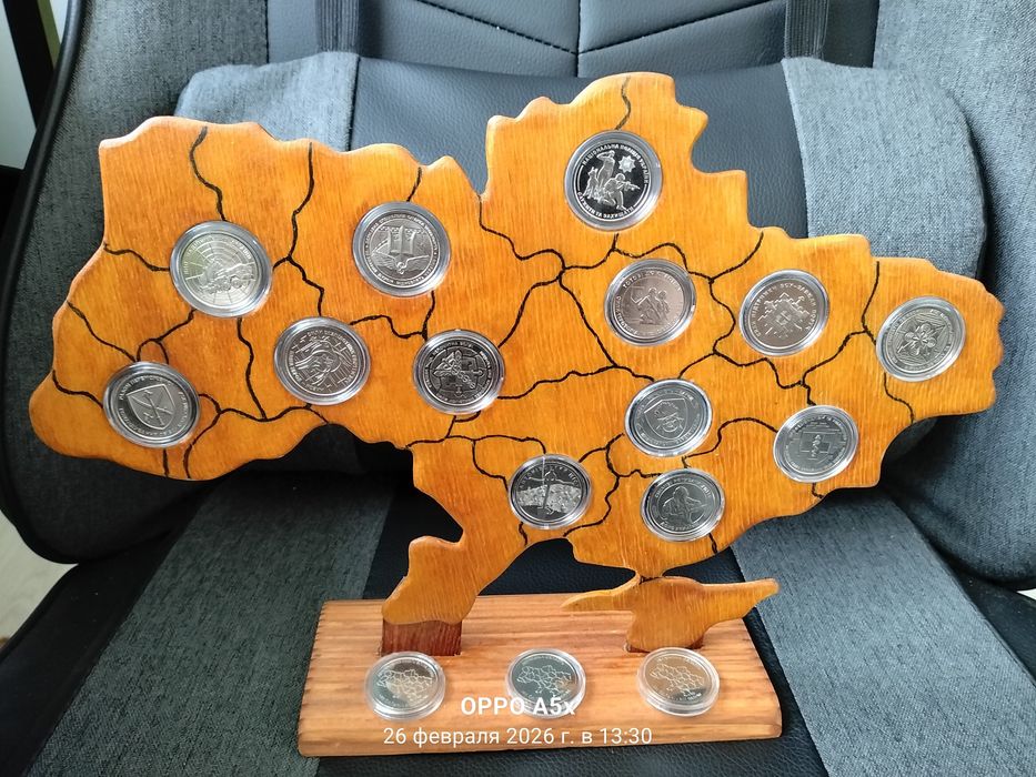 Підставка у виді карти України з монетами 13 зсу і на підставці 3 обл!