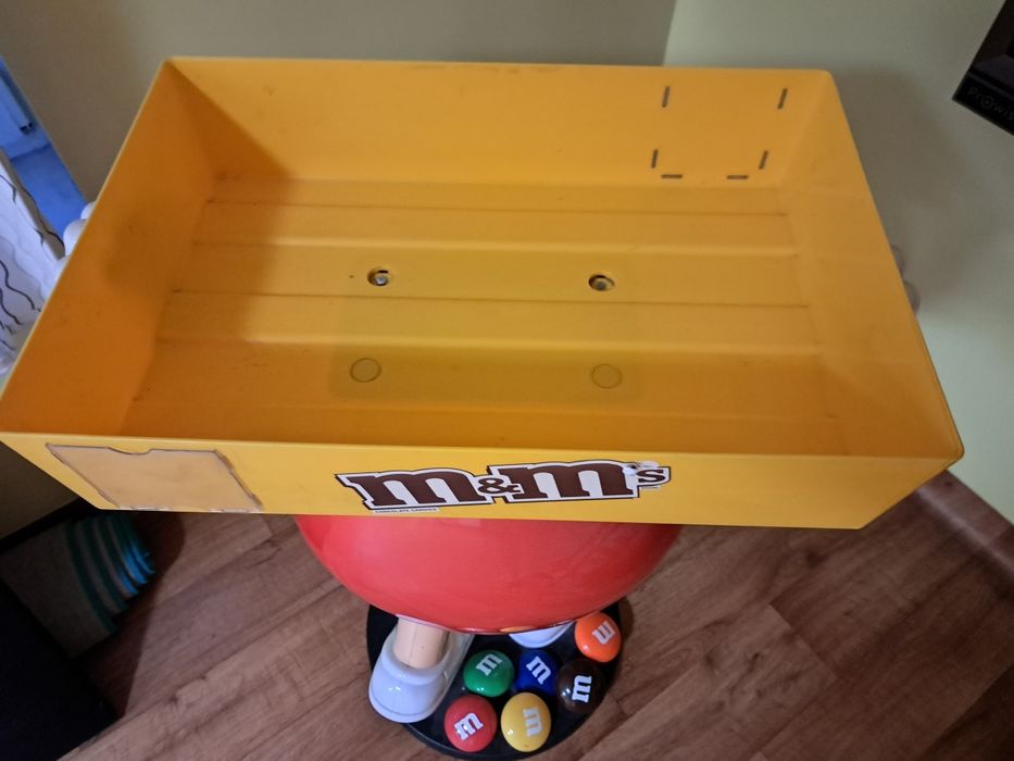 Czerwony M&M z półką