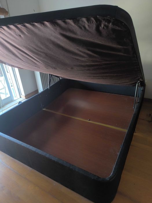 Cama com arrumação
