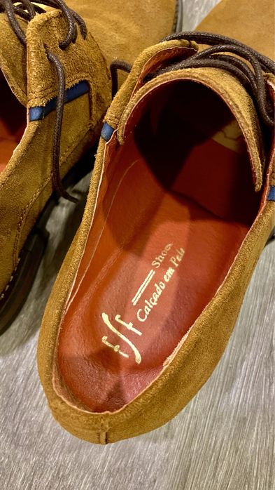 Sapatos de pele novos