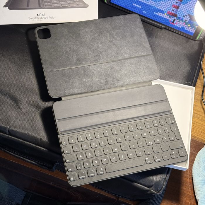Продаю оригинальный Apple iPad Smart Keyboard Folio для iPad Air и iPad Pro 11