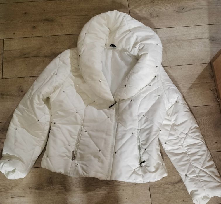 Куртку жіночу білу демисезонну з металевими стразами