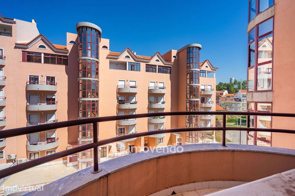 Apartamento T3 com áreas amplas, varandas e arrecadação, em Alverca