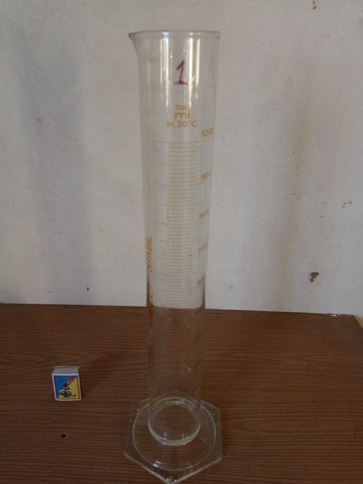 Скляний циліндр колба пробірки штативи