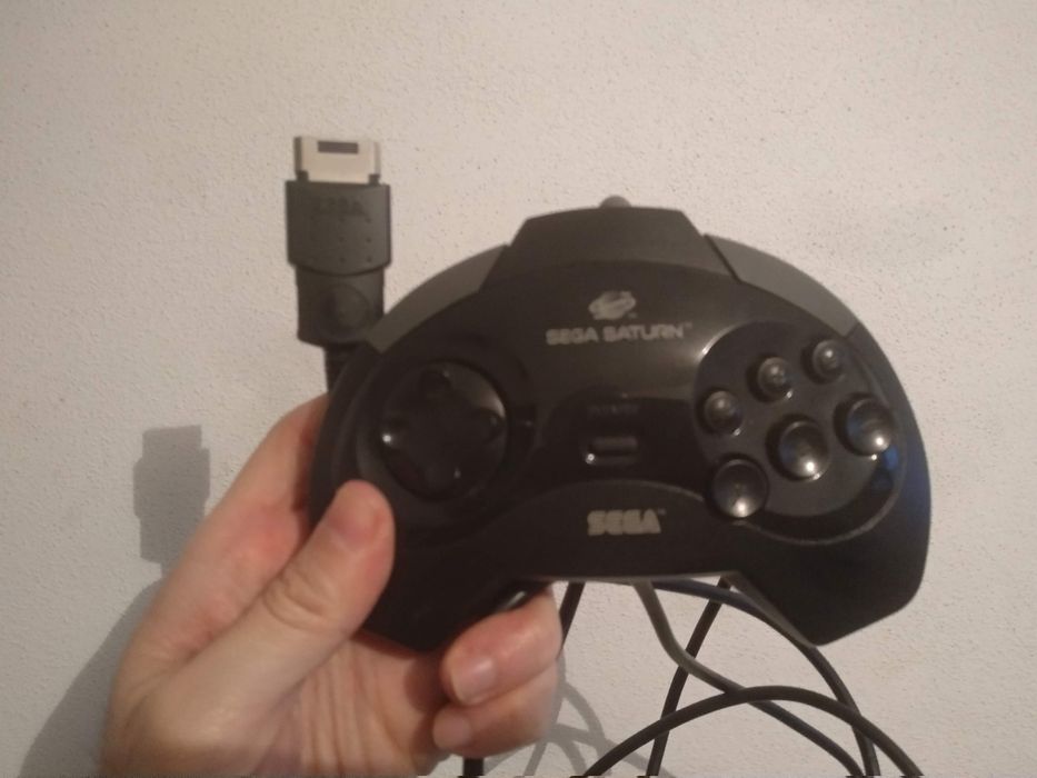 Sega Saturn a funcionar com comando