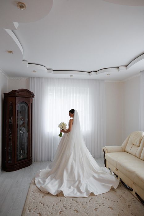 Весільна сукня атласна