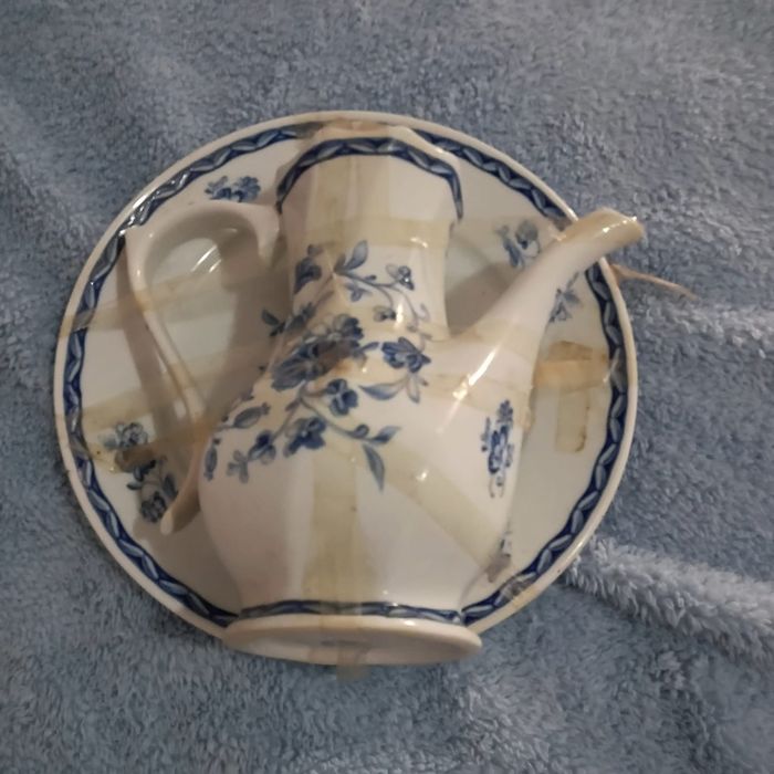 Bule e prato de porcelana