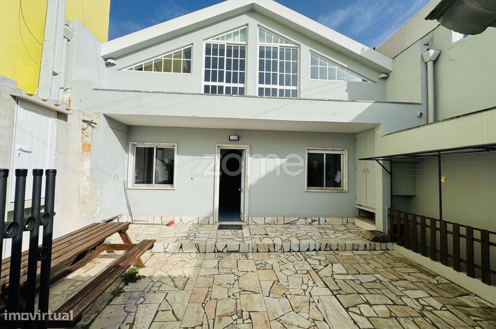 Moradia T3+1 na Serra da Silveira com anexos, cave e espaço exterior.
