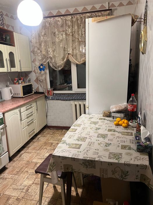 Здається затишна кімната в 3-кімнатній квартирі. Хороша локація!