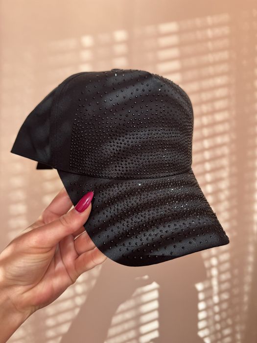 Кепка в каміннях